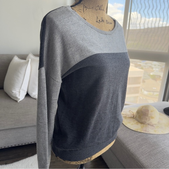 Banana Republic Two-Tone Gray Women's Sweater - Picture 3 of 8